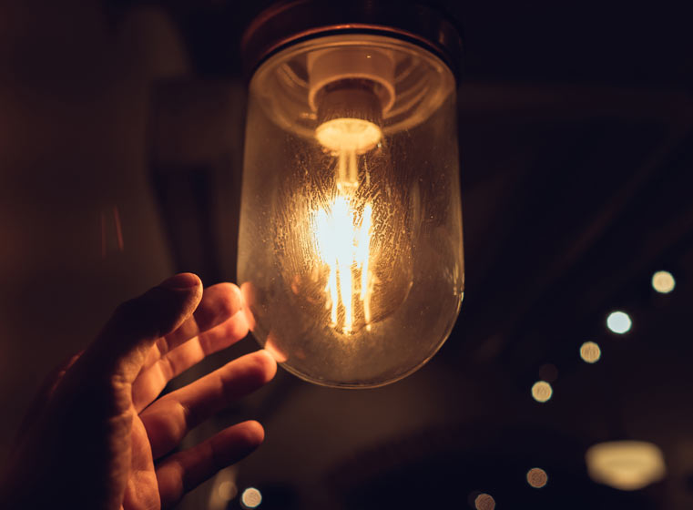 Imagen mano bombilla