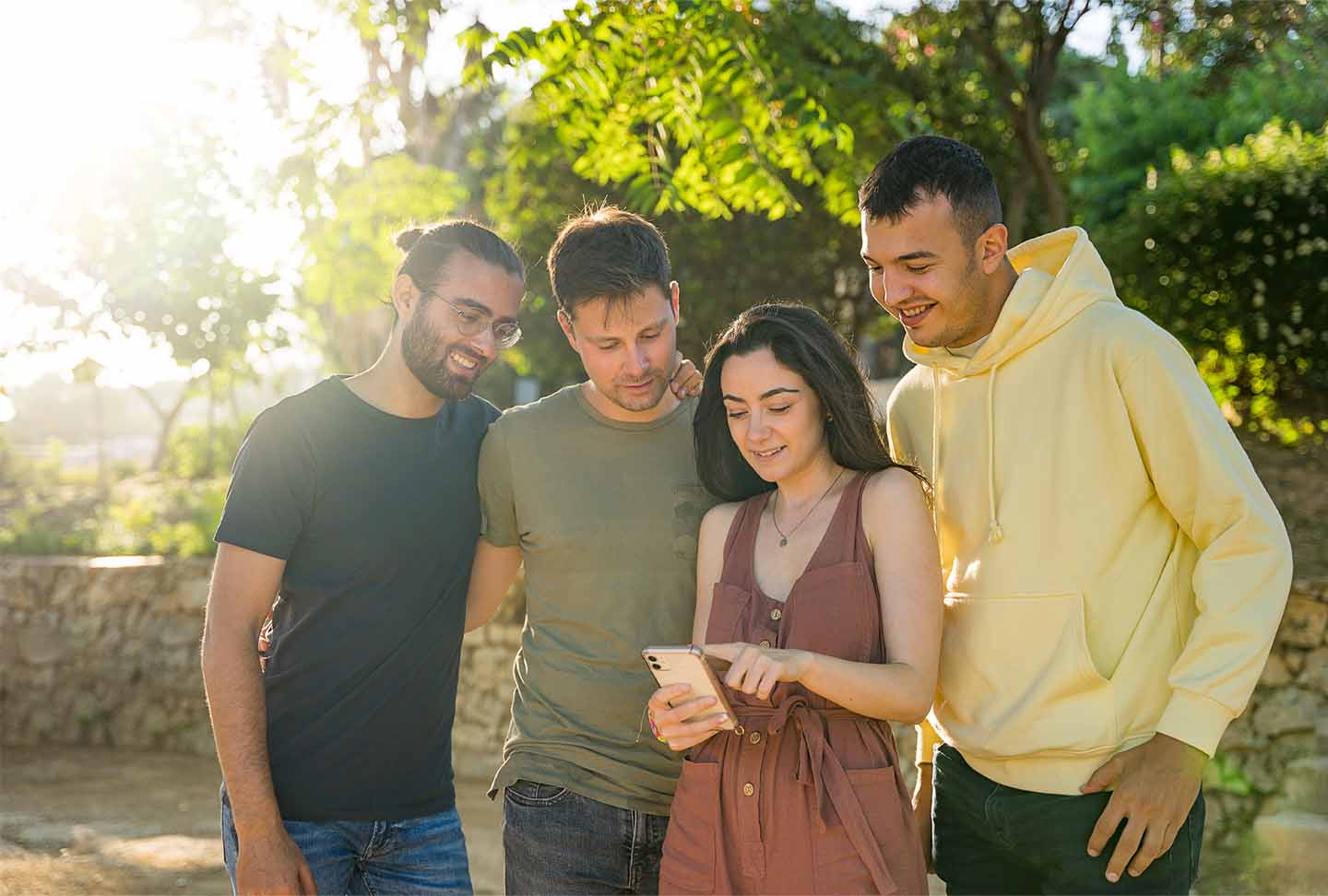 Noia ensenyant alguna cosa divertida al mòbil a 3 nois